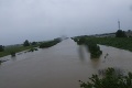 Riekam a potokom brehy ešte stále nestačia, vylievajú sa