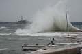 Dráma v Chorvátsku: Plavci zachraňovali loď z rozbúrených vĺn