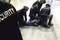 Policajná brutalita na stanici: Muž čakal na vlak, skončil krvavý v putách!