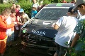 Hrozivý úvod rally pretekov: Auto vrazilo do elektrického stĺpa!