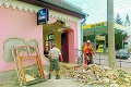 Paródia na krádež: Lupičom sa roztrhlo lano, bankomat zostal na ceste
