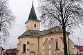 Kostolík vymaľoval Vincent Hložník: Balón a raketa medzi svätými!