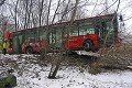 Šmyk na zľadovatenej ceste: Autobus skončil nad priekopou!