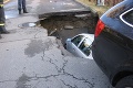 To je ale výtlk: Auto sa prepadlo do diery v ceste!