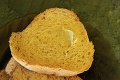 Pečivo s pridanou hodnotou: V chlebe našiel zapečený kus igelitu!