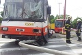 Komplikácia oslavnej jazdy hokejistov: Zrážka autobusu s trolejbusom!