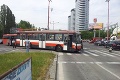 Komplikácia oslavnej jazdy hokejistov: Zrážka autobusu s trolejbusom!