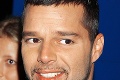 Latinskoamerický idol Ricky Martin: S fúzikmi je na nespoznanie!