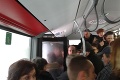 Kalamitný stav v Bratislave: Ľudia vyskakovali z autobusov uprostred premávky!