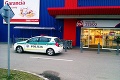 Pravý dôvod drzého parkovania policajtov: Uhnite, vezieme rožky do cely!