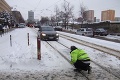 To chce talent! Babrák na BMW zablokoval električkovú dopravu