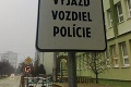 Neobvyklá značka v Partizánskom: Pozor na rútiacich sa policajtov!