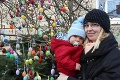 Veľkonočný gigant z Pezinka: Strom zdobí 3 400 farebných kraslíc!