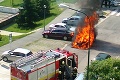 Kde sa stala chyba? Luxusné BMW sa vznietilo počas jazdy bratislavským sídliskom!