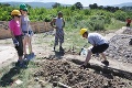 Americkí herci stavajú Slovákom domy: Ako im to len pristane s tými krompáčmi!