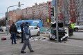 Brutálne FOTO z bratislavskej Petržalky: Havária mužov zákona, z policajného auta vrak!