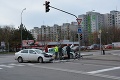 Brutálne FOTO z bratislavskej Petržalky: Havária mužov zákona, z policajného auta vrak!