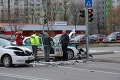 Brutálne FOTO z bratislavskej Petržalky: Havária mužov zákona, z policajného auta vrak!