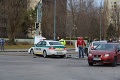 Brutálne FOTO z bratislavskej Petržalky: Havária mužov zákona, z policajného auta vrak!