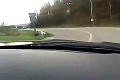 Cestný pirát sa rútil cez dedinu 200 km/h: Policajti ho vypátrali podľa videa na internete!