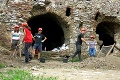Dobrovoľníci z celého sveta opravujú hrad: Namiesto dovolenky makačka na Slovensku!