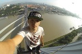 Posledná selfie ukrajinského blázna?! Extrémista sa driapal po bratislavskom moste bez istenia!