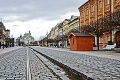 Stojí tam sám, opustený a nikomu nechýba: Na košickej Hlavnej ulici straší už od Vianoc!