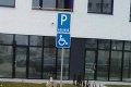 V Topoľčanoch vyhradili vozičkárom miesto na parkovanie: Zvyšok FOTKY už nepotrebuje komentár!