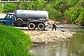 K rieke pristavil cisternu, vytiahol hadicu a... Toto VIDEO vzbudilo na facebooku rozruch!