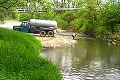 K rieke pristavil cisternu, vytiahol hadicu a... Toto VIDEO vzbudilo na facebooku rozruch!