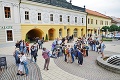 Len čo primátor zapískal, všetci sa na seba lepili: Na východe sa objímali policajti aj bezdomovci!