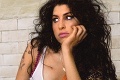 Uctili si ju v deň narodenín: Socha Amy Winehouse († 27) stojí na trhovisku!