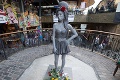Uctili si ju v deň narodenín: Socha Amy Winehouse († 27) stojí na trhovisku!