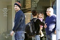 Otecko Ashton Kutcher sa na rodinnej prechádzke vyfarbil: Haló, nechceš manželke pomôcť?!