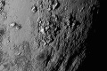 Nové detailné snímky z Pluta vedcov prekvapili: Na povrchu planéty im niečo chýba!