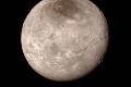 Nové detailné snímky z Pluta vedcov prekvapili: Na povrchu planéty im niečo chýba!