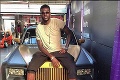 Kašle na to, že kopačky má iba v skrini: Nezamestnaný Adebayor sa chváli Rolls-Royceom!