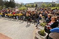 V Bratislave protestovali stovky poštárov: Nevládzeme drieť za 250 eur!