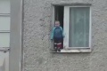Susedia už čakali tragédiu: Chlapček sa v okne na ôsmom poschodí zahrával so smrťou!
