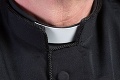 Polícia zatkla katolíckeho kňaza: Mal sexuálne zneužívať tínedžerov!