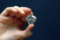 Štedrý darca: Armáda spásy našla vo vedierku na dary pravý diamant