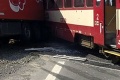 V Česku sa zrazil nákladný vlak s kamiónom: Na mieste zasahuje polícia