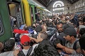 Chaos na stanici v Budapešti komplikuje spoje na Slovensko: Utečenci menia trasy rýchlikov!