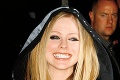 Speváčka na romantickej prechádzke s manželom: Avril, vážne si si toto obula?!