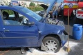 Kuriózna nehoda: Vodič bez ruky nabúral do auta, ktoré šoféroval vozičkár!