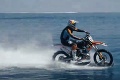 Austrálsky jazdec Robbie Maddison má novú zábavku: Takto sa s mašinou preháňa po vlnách