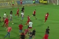 V Bulharsku bolo na trávniku horúco: Zúriví fanúšikovia Sofie napadli hráčov hostí
