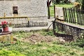 Hrôzostrašný nález v slovenskej dedine: Vo dvore domu bolo zakopané dievčatko!