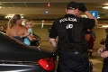 Poplach v nákupnom centre: Chlapček ostal zamknutý v aute, hasiči robili, čo mohli!