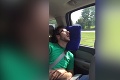 Chlapík zaspal v aute s kamarátmi, čakalo ho vtipné prebudenie: Aha, čo mu napchali do úst!